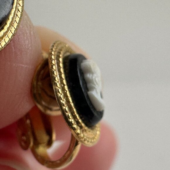 Vintage Black & White Cameo Clip-On Earrings Gold-Tone Oval 1/2" Resin - Picture 8 of 14
